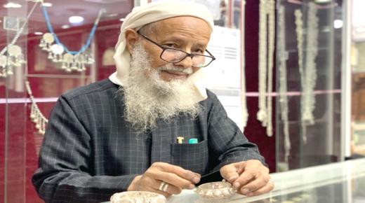 فارع مهندس «الخواتم».. 65 عاماً في رفقة الياقوت والزمرد