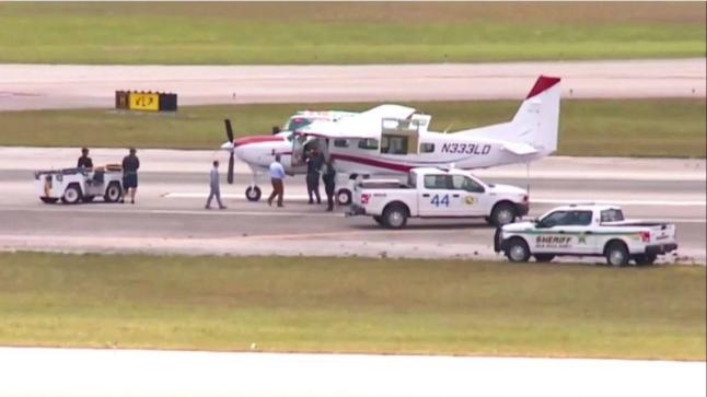 بعد انهيار الطيار مسافر بلا خبرة يهبط بطائرة في مطار بالم بيتش