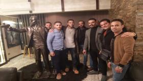 بعد عام ونصف بحث.. علاء صلاح يصل لمحمد رمضان ويهديه “تمثال”