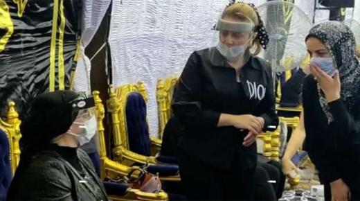 شهيرة توزع الكمامات والكحل خلال عزاء محمود ياسين