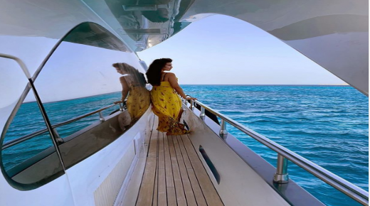 بفستان أصفر.. ياسمين صبري تنشر صورة من يخت: المنزل حيث البحر