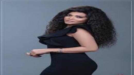 الفنانة اسماء جلال ملتفة في لحاف في صورة على انستجرام