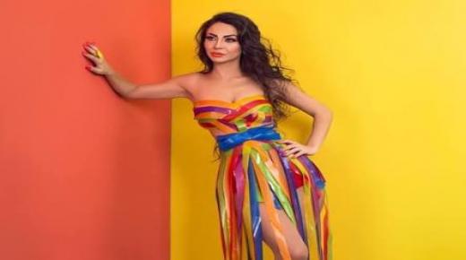 دوللي شاهين في إطلالة مثيرة.. في تمارين بهوت شورت