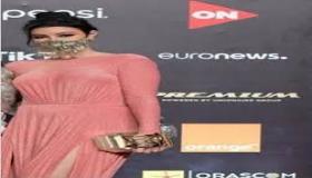 الهواء يحرك فستان آروى جودة.. ويكشف جسدها