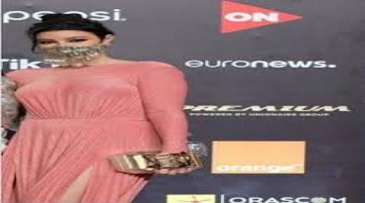 الهواء يحرك فستان آروى جودة.. ويكشف جسدها