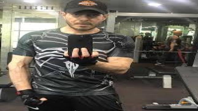 أحمد زاهر يستعرض قوته العضلية:  “وقت الجيم”