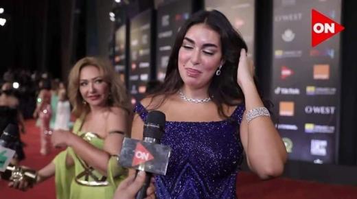 أختي مني الشو.. نظرة ليلى علوي لياسمين صبري بـ”الجونة”