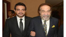 انهيار السيناريست عمرو محمود ياسين في ختام عزاء والده