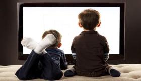 الضوء الأزرق من الشاشات يقلل الميلاتونين ويؤخر النعاس