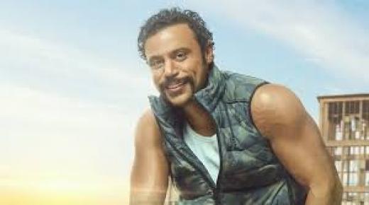 محمد إمام يستعرض قوته العضلية: خليك متفائل